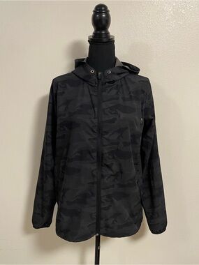 Vuori Jacket Men's Size Medium Black Camo Hooded Outdoor Trainer Shell Jacket